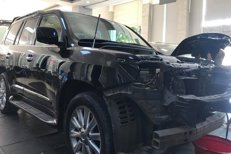 Công việc độ lên đời xe Lexus LX570 2008 thành 2018 do anh Hoàng Lâm chủ cơ sở nâng cấp xe tại Nghj An thực hiện, được biết quá trình làm mới chiếc xe phải mất đến 15 ngày thực hiện. Từ đầu đến đuôi chiếc xe đều được độ mới hoàn toàn.