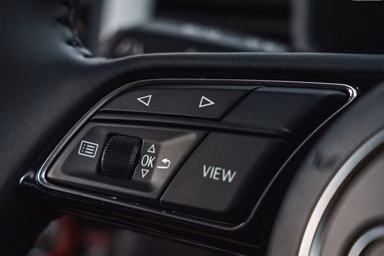 Hệ thống cảnh báo lệch làn đường, hệ thống giữ làn đường, hệ thống cảnh báo va chạm phía trước với cảm biến Audi Pre Sense Front và hệ thống giới hạn tốc độ...