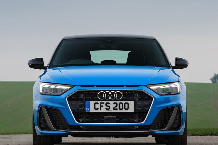 Một số chi tiết vẫn được giữ nguyên thiết kế đặc trưng của hãng như cụm đèn pha công nghệ LED, lưới tản nhiệt Singleframe được bao bởi đường viền mạ chrome sáng, cản va trước mở rộng hơn với các khe hút gió khí động học. Duy chỉ có phiên bản S Line trông dữ dằn hơn bởi 3 lỗ thông hơi ở ngay trên lưới tản nhiệt, tương tự siêu xe R8 2019.