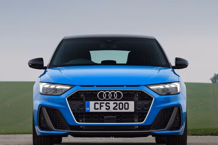 Một số chi tiết vẫn được giữ nguyên thiết kế đặc trưng của hãng như cụm đèn pha công nghệ LED, lưới tản nhiệt Singleframe được bao bởi đường viền mạ chrome sáng, cản va trước mở rộng hơn với các khe hút gió khí động học. Duy chỉ có phiên bản S Line trông dữ dằn hơn bởi 3 lỗ thông hơi ở ngay trên lưới tản nhiệt, tương tự siêu xe R8 2019.