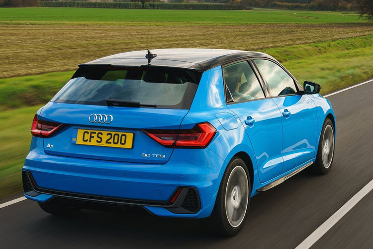 Phía sau xe có cụm đèn hậu LED, cản va sau lớn mở rộng với hai bộ khuếch tán lớn đối xứng hai bên. Phiên bản S Line có sự khác biệt hơn khi có mui xe màu đen đi kèm với cánh chia gió nhỏ ở phần cuối của mui xe.