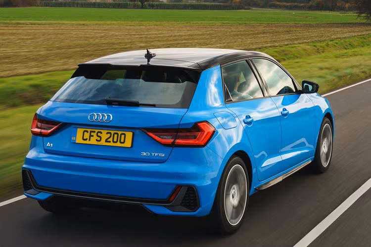 Phía sau xe có cụm đèn hậu LED, cản va sau lớn mở rộng với hai bộ khuếch tán lớn đối xứng hai bên. Phiên bản S Line có sự khác biệt hơn khi có mui xe màu đen đi kèm với cánh chia gió nhỏ ở phần cuối của mui xe.