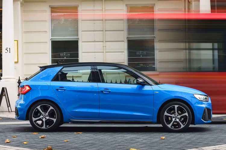Về thiết kế, Audi A1 2019 được đánh giá có ngoại hình khá góc cạnh và mạnh mẽ hơn.
