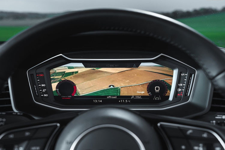 Hệ thống buồng lái thông minh Audi Virtual Cockpit tương tự đàn anh đầu bảng A8, hệ thống thông tin giải trí MMI với màn hình cảm ứng 10,1 inch lớn hơn và hệ thống âm thanh cao cấp Bang &amp; Olufsen.