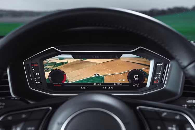 Hệ thống buồng lái thông minh Audi Virtual Cockpit tương tự đàn anh đầu bảng A8, hệ thống thông tin giải trí MMI với màn hình cảm ứng 10,1 inch lớn hơn và hệ thống âm thanh cao cấp Bang &amp; Olufsen.