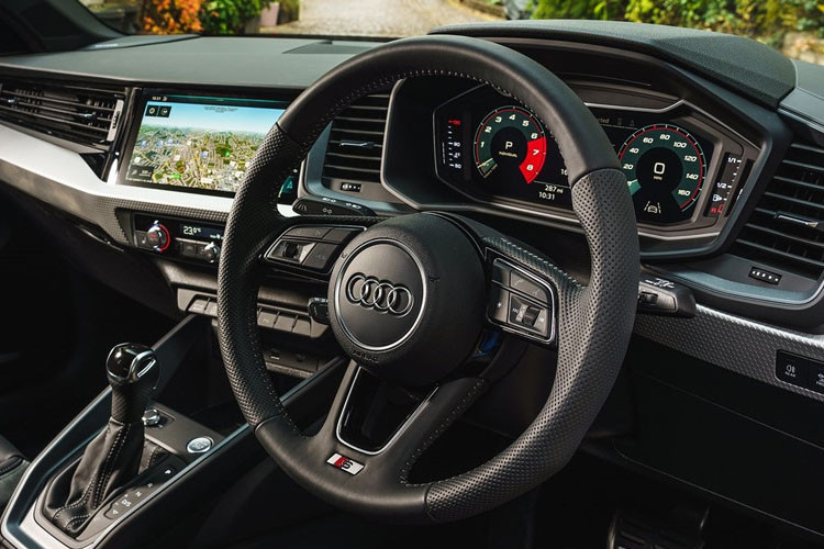 Xe có nhiều trang bị khá mới như ụm đồng hồ kỹ thuật số, đài MMI cùng một màn hình cảm ứng ở giữa, hỗ trợ kết nối Apple CarPlay và Android Auto.