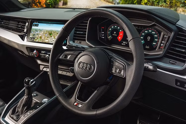 Xe có nhiều trang bị khá mới như ụm đồng hồ kỹ thuật số, đài MMI cùng một màn hình cảm ứng ở giữa, hỗ trợ kết nối Apple CarPlay và Android Auto.