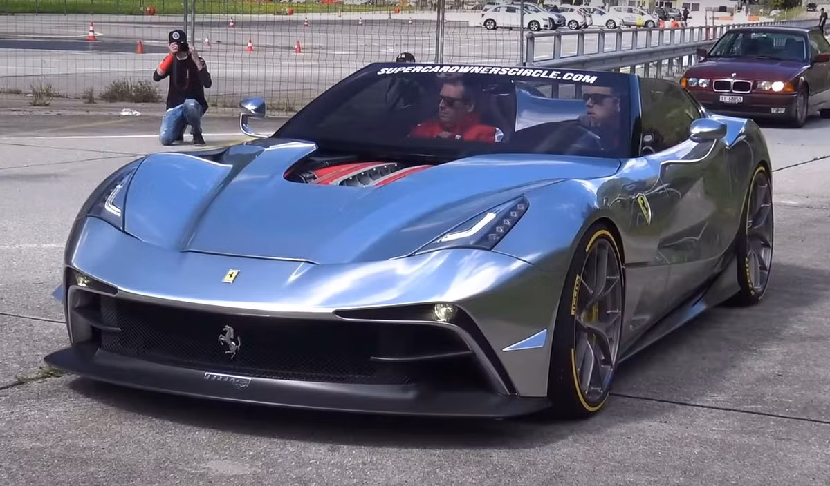 Siêu xe Ferrari F12 TRS dát bạc có mặt trước ấn tượng với thiết kế đèn pha đèn pha mới lạ và động cơ V12 hoàn toàn khỏa thân để khán giả xem.