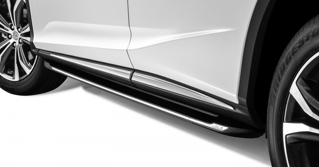 Nhiều chi tiết crom được gia cố rất chắc chắn trên các tấm chắn cửa tùy chỉnh...