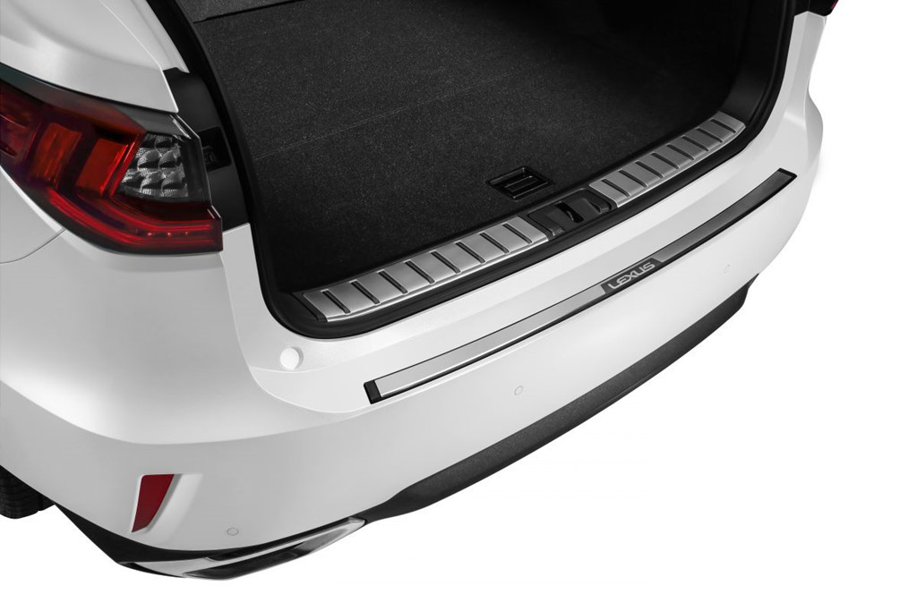 Phần bảo vệ bậc cửa sau tích hợp vào thanh cản va, giúp việc chất hàng hay dỡ hàng hóa khỏi xe thuận tiện và an toàn hơn.