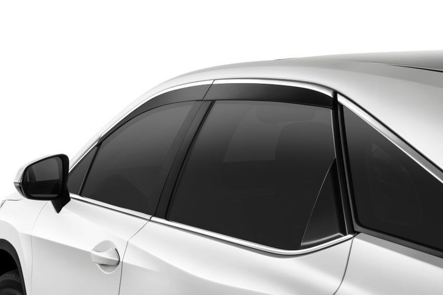 Bộ phụ kiện chính hãng của thương hiệu xe sang Lexus dành cho RX300 này bao gồm cản gió nhỏ đặt thấp phía trước và các đường gờ bên hông để tăng cường bảo vệ cho thân xe.