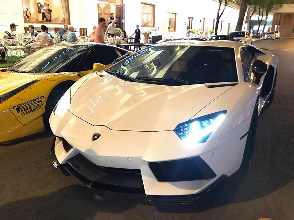 ..., tiếp sau đó là cặp đôi Lamborghini Aventador LP700-4 màu xanh Lemans và màu trắng.