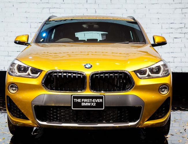 So với phiên bản ra mắt ở Mỹ, mẫu xe BMW X2 2018 mới trình diện tại Thái Lan qua triển lãm Bangkok Motor Show 2018 mới đây có màu vàng có vẻ rực rỡ, bắt mắt hơn rất nhiều. Tại đây mẫu xe crossover BMW X2 mới sẽ đượng trang bị gói trang bị thể thao M-Sport với một số thay đổi về ngoại thất.