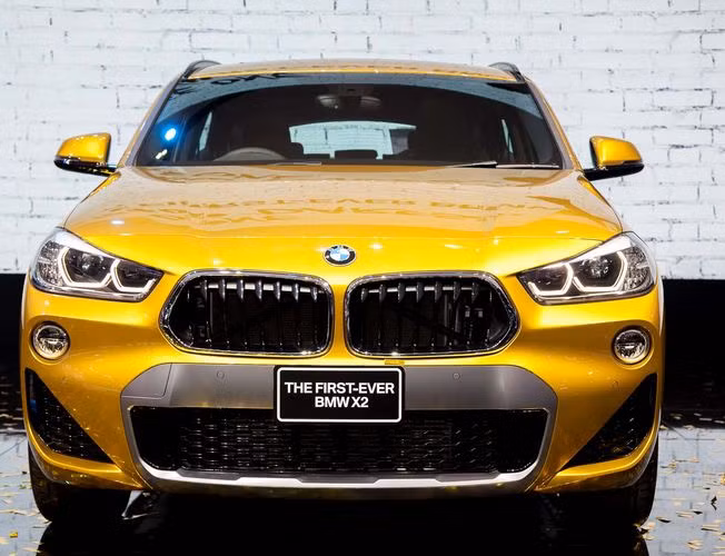 So với phiên bản ra mắt ở Mỹ, mẫu xe BMW X2 2018 mới trình diện tại Thái Lan qua triển lãm Bangkok Motor Show 2018 mới đây có màu vàng có vẻ rực rỡ, bắt mắt hơn rất nhiều. Tại đây mẫu xe crossover BMW X2 mới sẽ đượng trang bị gói trang bị thể thao M-Sport với một số thay đổi về ngoại thất.