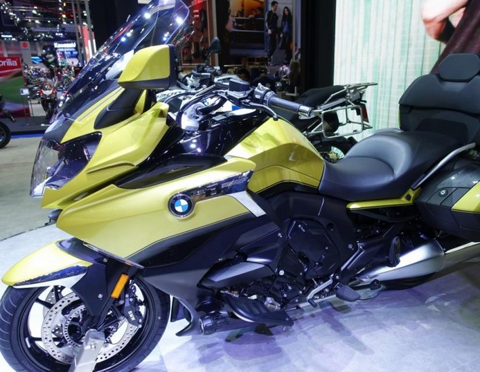 BMW K1600 Grand America được trang bị nhiều tiện ích sang trọng, giúp mọi hành trình trở nên thoải mái và dễ dàng hơn. Cụ thể, mẫu K1600 B được lắp sẵn thùng đựng đồ ở phía sau kiêm chỗ tựa lưng cho hành khách. Kính chắn gió cao hơn. Cùng với đó là tiêu chuẩn chống lật chủ động với một nút bấm ở thanh tay lái bên trái.