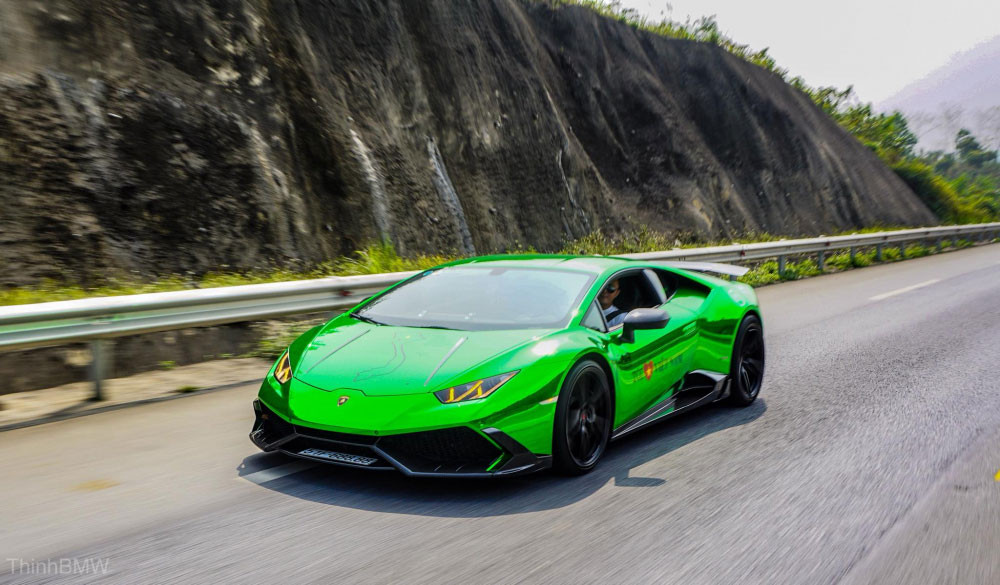 Lamborghini Hurracan LP 610-4 được "nhuộm màu xanh" đầy cá tính này cũng có trị giá khoảng hơn 14 tỷ đồng khi được nhập về nước từ showroom tư nhân trước khi tăng thuế TTĐB. Xe thuộc sở hữu của một đại gia Sài Gòn, nó luôn gây chú ý ở mỗi chặng đường đi qua.