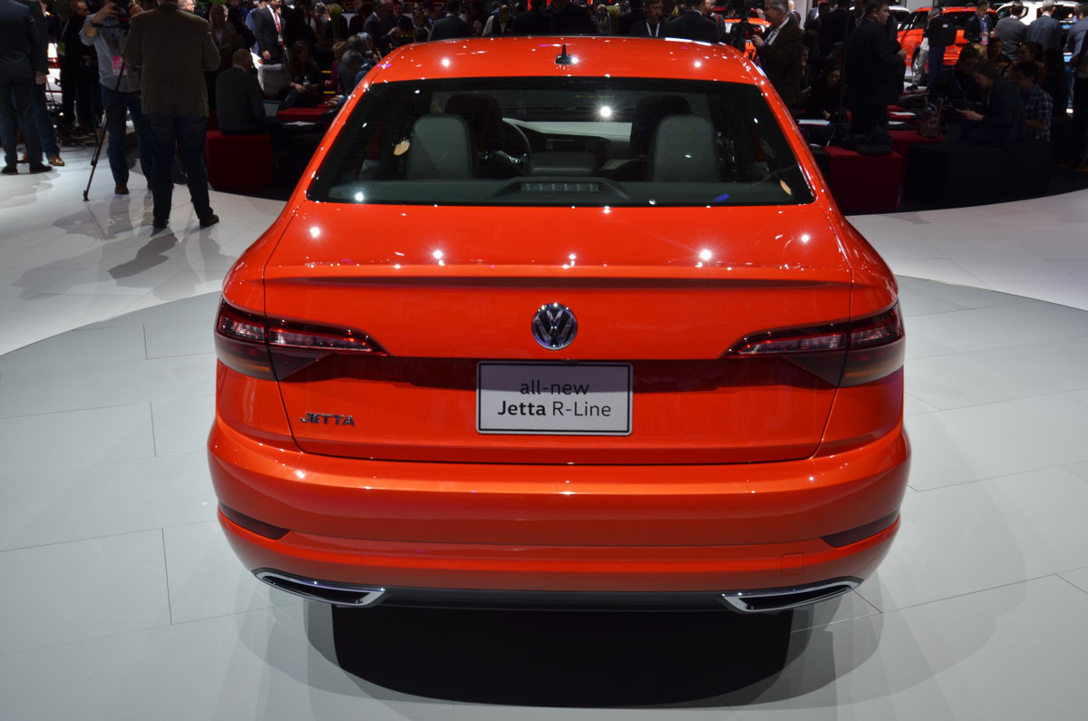 Tiếp đến là bản Jetta R-Line giá cao hơn khoảng 800 USD. Một số trang bị tiêu chuẩn đi kèm bao gồm có mâm xe 17 inch được thiết kế thể thao hơn. Bản R-Line được Volkswagen trang bị thêm công nghệ XDS giúp chiếc xe đi đúng hướng trong góc cua ở tốc độ cao.