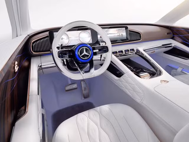 Nội thất bên trong rất thanh lịch, hiện đại. Mặt táp lô bọc da nâu sang chảnh.