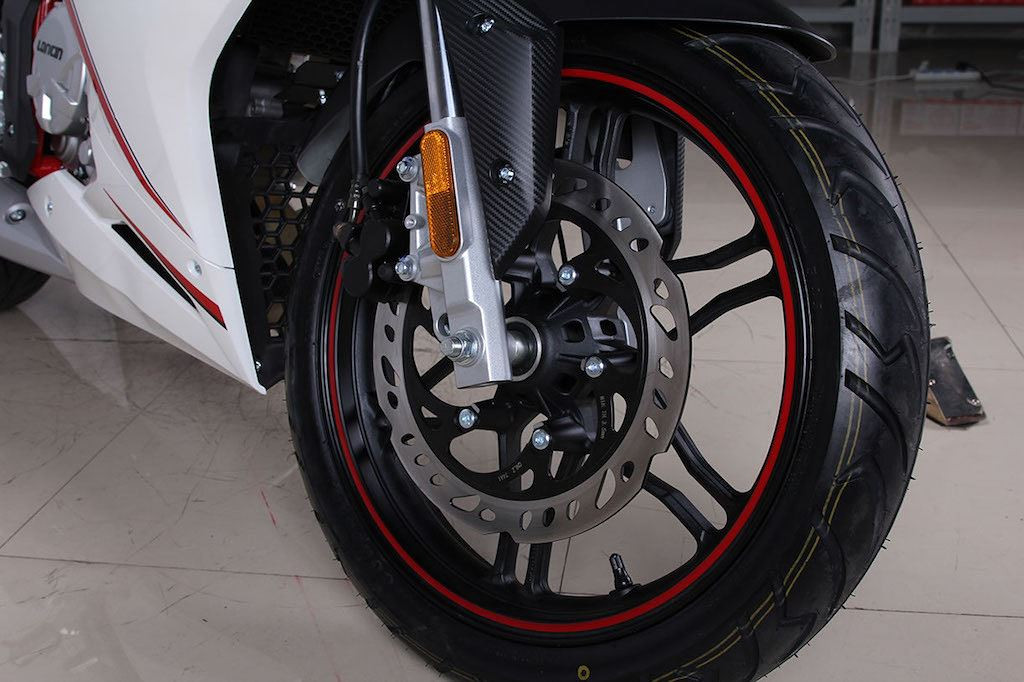 Xe sử dụng cấu hình bánh 17 inch, với bánh trước đi lốp 110/70/17. Hệ thống phanh trước có dạng đĩa đơn với heo 2 piston, bắt vào phuộc USD khá cao cấp.