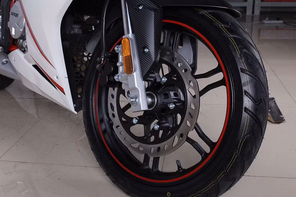 Xe sử dụng cấu hình bánh 17 inch, với bánh trước đi lốp 110/70/17. Hệ thống phanh trước có dạng đĩa đơn với heo 2 piston, bắt vào phuộc USD khá cao cấp.