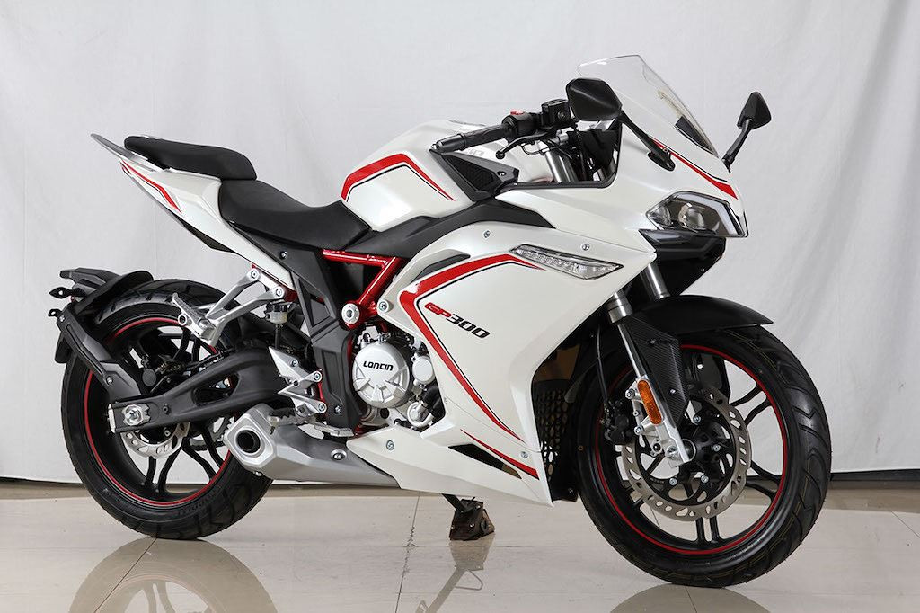 Tuy nhiên, theo nhiều đánh giá, chiếc Lifan GP300 của nhà sản xuất Trung Quốc lần này có rất nhiều nét giống mẫu minibike GPX 150 Demon Thái Lan.