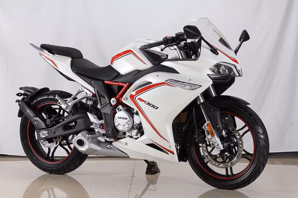 Tuy nhiên, theo nhiều đánh giá, chiếc Lifan GP300 của nhà sản xuất Trung Quốc lần này có rất nhiều nét giống mẫu minibike GPX 150 Demon Thái Lan.