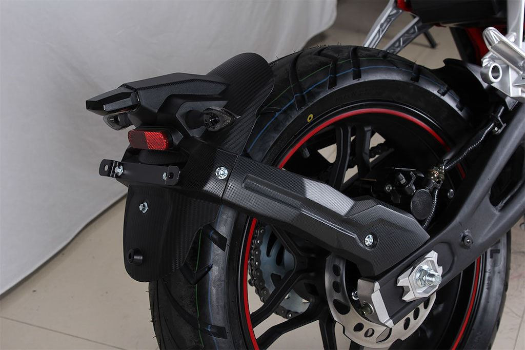 Bánh sau của xe sử dụng lốp bản khá lớn là 150/60/17, và được hãm lại bởi hệ thống phanh đĩa đơn kèm heo 1 piston. Trông có vẻ được làm từ nhôm, tuy nhiên bộ gắp của GP300 trên thực tế sử dụng vật liệu thép.