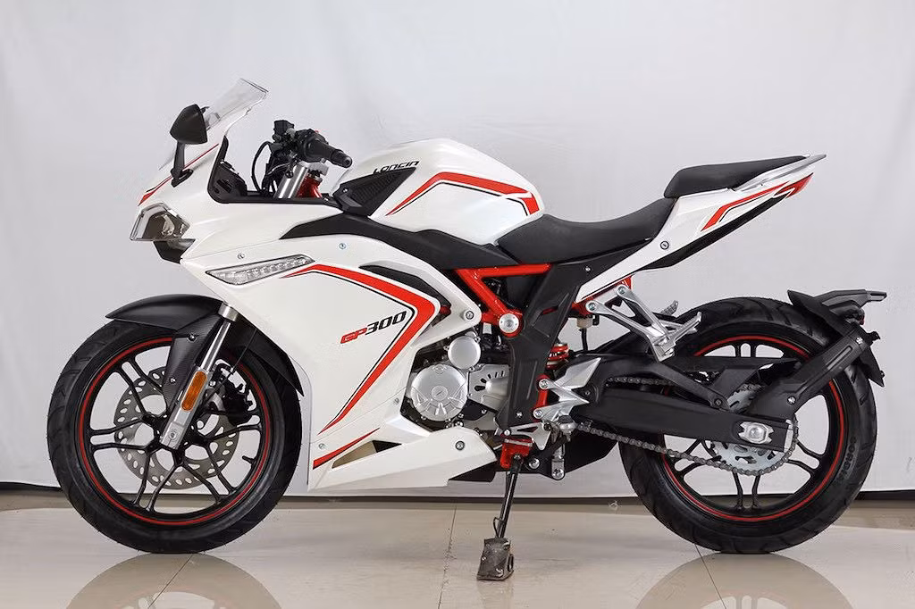 Nhà sản xuất xe máy Trung Quốc, Lifan vừa cho ra mắt mẫu môtô Lifan GP300 nhái. Mẫu xe này thuộc phân khúc sportbike 250-300cc.