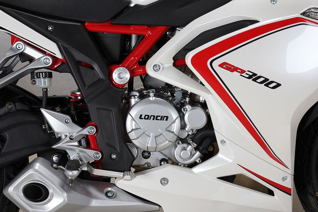 Lifan GP300 được trang bị động cơ xi-lanh đơn 4 kỳ làm mát bằng chất lỏng với dung tích thực 292,4cc, đường kính trái piston 78mm và hành trình xi-lanh 61,2mm. Công suất tối đa của xe đạt 29 mã lực và mô-men xoắn 25Nm. Đáng chú ý hơn khi GP300 cũng có hệ thống phun nhiên liệu điện tử EFI.