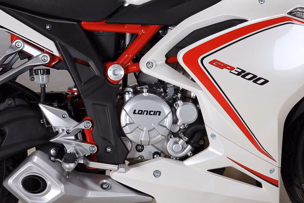 Lifan GP300 được trang bị động cơ xi-lanh đơn 4 kỳ làm mát bằng chất lỏng với dung tích thực 292,4cc, đường kính trái piston 78mm và hành trình xi-lanh 61,2mm. Công suất tối đa của xe đạt 29 mã lực và mô-men xoắn 25Nm. Đáng chú ý hơn khi GP300 cũng có hệ thống phun nhiên liệu điện tử EFI.