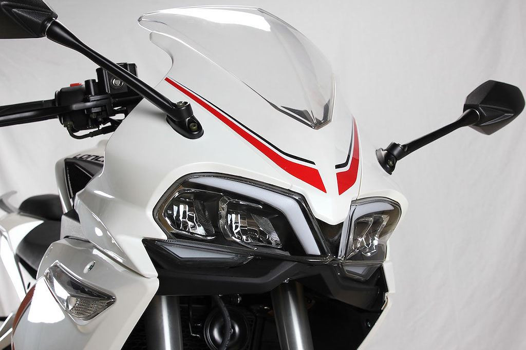 Nhiều tay chơi xe phân tích cho thấy, 2 chiếc xe này đều chia sẻ chung thiết kế đèn pha kép với các dải LED hiện đại, "lấy cảm hứng" từ Ducati 1199 Panigale. Chưa dừng lại ở đó, cả 2 mẫu xe này đều có thiết kế khung thép ống Trellis, cũng như quây hai bên với các khe gió ở vị trí khá giống nhau.