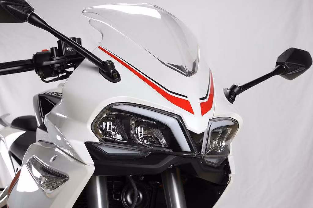 Nhiều tay chơi xe phân tích cho thấy, 2 chiếc xe này đều chia sẻ chung thiết kế đèn pha kép với các dải LED hiện đại, "lấy cảm hứng" từ Ducati 1199 Panigale. Chưa dừng lại ở đó, cả 2 mẫu xe này đều có thiết kế khung thép ống Trellis, cũng như quây hai bên với các khe gió ở vị trí khá giống nhau.