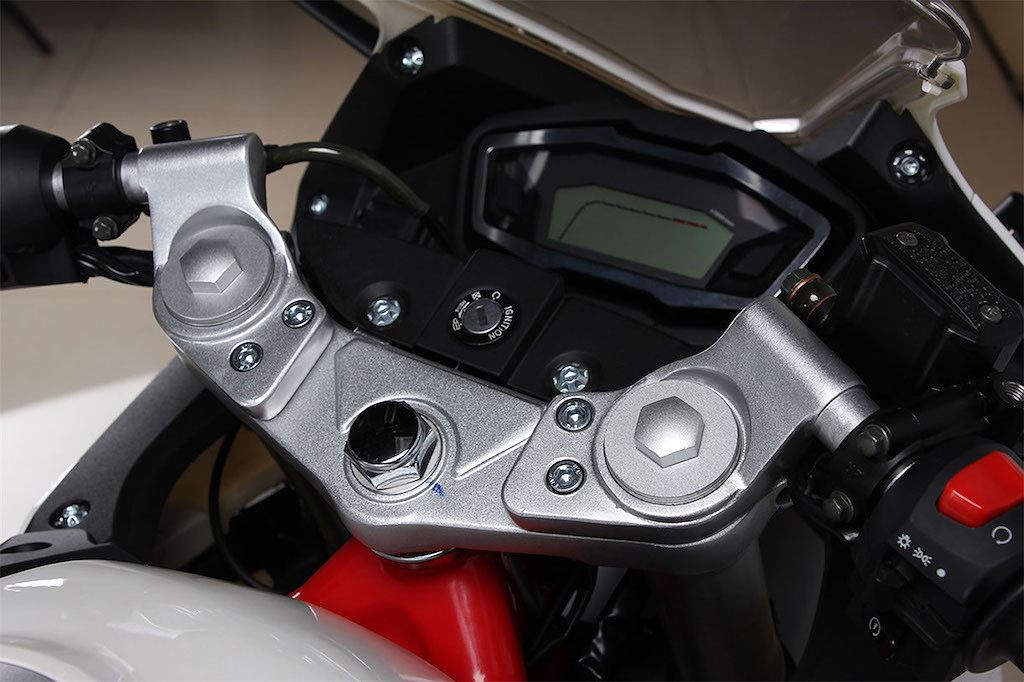 Ghi đông thiết kế dạng clip on. Bảng đồng hồ được cho "nhái' y nguyên đồng hồ các dòng xe Honda MSX125 và CB150R Streetfire.