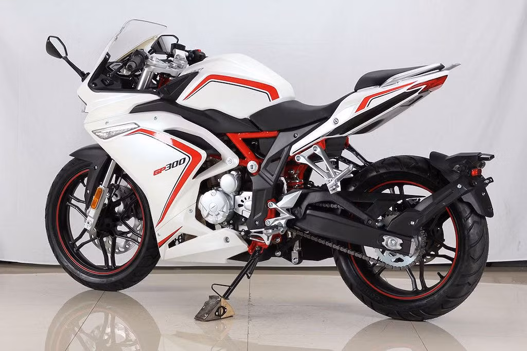  Xe Lifan GP300 mới có chiều dài 1.965mm, rộng 790mm và cao 1.015mm. Trục cơ sở của xe dài 1.340mm. Với chiều cao yên 780mm, khoảng sáng gầm 135mm và trọng lượng khô 153kg Để chiếc xe trông ưa nhìn hơn, Lifan còn sơn giả vân carbon cho dè trước của GP300.