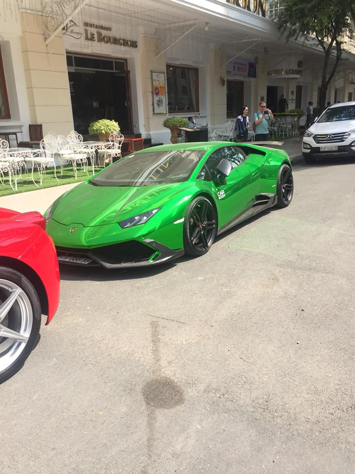 Chiếc Huracan LP610-4 sở hữu màu xanh lá crom lạ mắt.