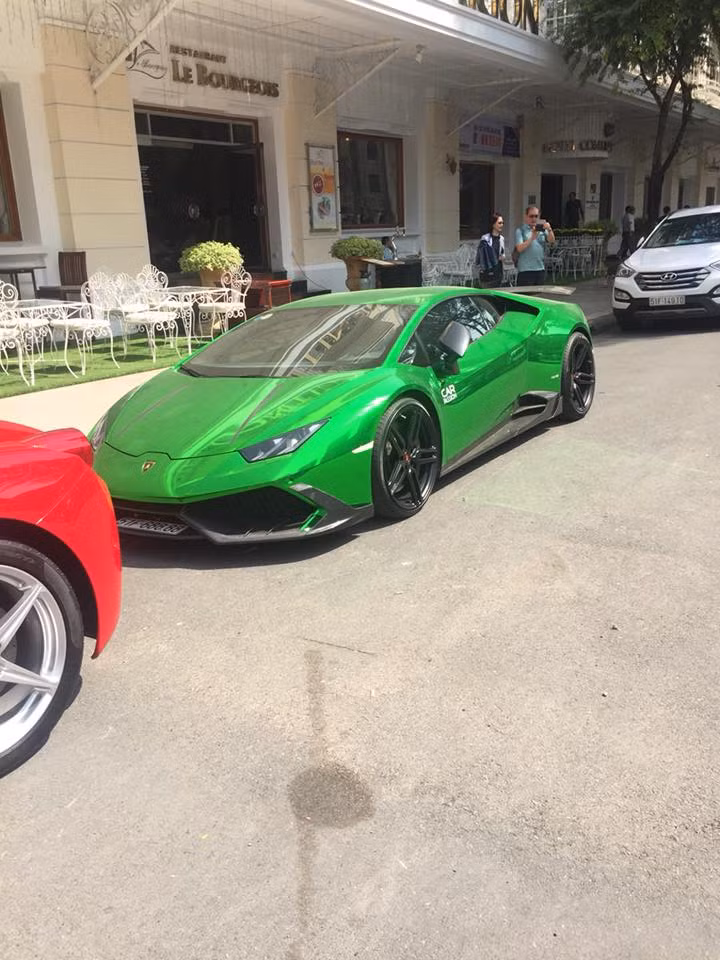 Chiếc Huracan LP610-4 sở hữu màu xanh lá crom lạ mắt.
