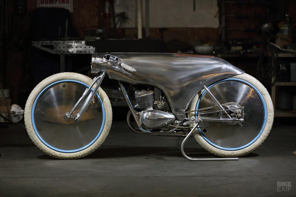 Được biết chiếc xế nổ độc nhất được độ với thiết kế lạ này được sáng tạo từ mẫu xe độ kiểu dáng phi thuyền mang tên urbocharged Moto Guzzi của nhà Craig Rodsmith.