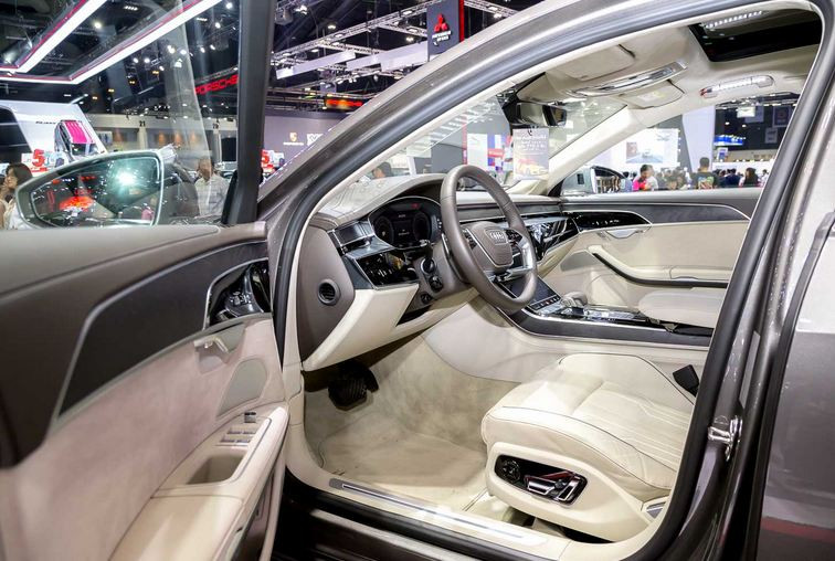 Không gian cabin của A8L 2018 khác biệt so với thế hệ cũ. A8L thế hệ mới sử dụng bút bấm điều khiển cảm ứng thay cho nút bấm cơ học trên thế hệ cũ.