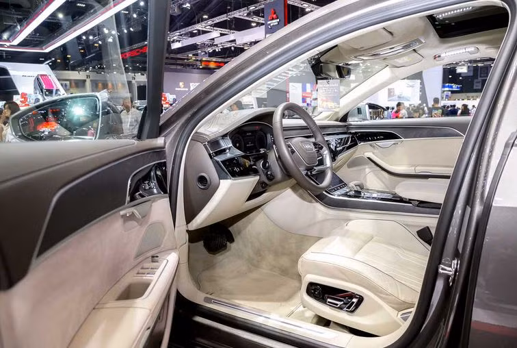 Không gian cabin của A8L 2018 khác biệt so với thế hệ cũ. A8L thế hệ mới sử dụng bút bấm điều khiển cảm ứng thay cho nút bấm cơ học trên thế hệ cũ.