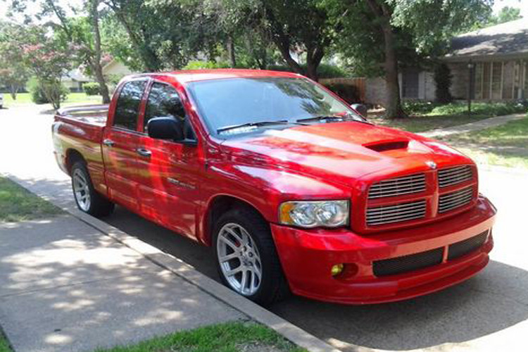 Bán tải Dodge Ram SRT 10 có khối động cơ 8.3l và có công suất 500 mã lực giúp xe tăng tốc từ 0-100km/h trong vòng gần 5s.