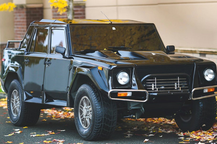 Siêu bán tải Lamborghini LM002 thuộc dạng hàng hiếm và được săn lùng nhất hiện nay. Đây là chiếc bán tải dân dụng đầu tiên do Lamborghini sản xuất, vì vậy giá trị tăng theo thời gian.