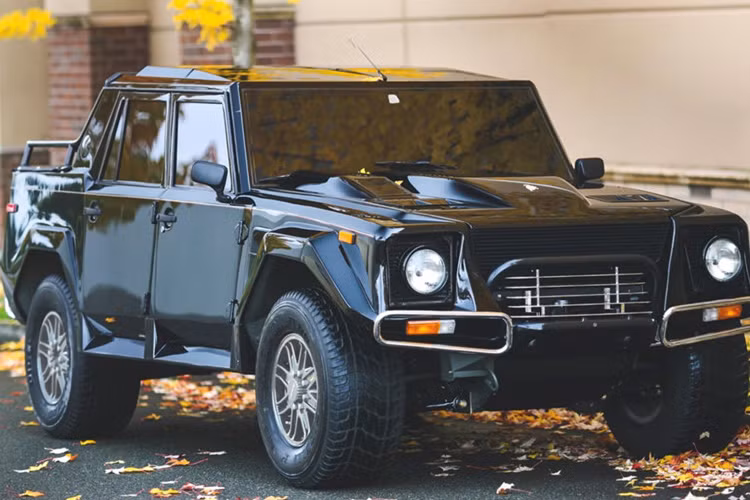Siêu bán tải Lamborghini LM002 thuộc dạng hàng hiếm và được săn lùng nhất hiện nay. Đây là chiếc bán tải dân dụng đầu tiên do Lamborghini sản xuất, vì vậy giá trị tăng theo thời gian.