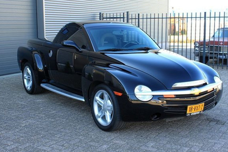 Chevrolet SSR là chiếc xe bán tải độc đáo nhất về mặt thiết kế với hình dáng kì lạ không giống bất kỳ mẫu xe bán tải nào. Có lẽ chính vì vậy nên nó đã bị khai tử sau 4 năm ra đời.