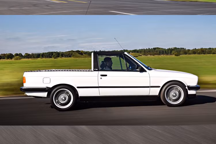 Đáng chú ý ở mẫu xe BMW M3 E30 này là có phần nóc xe làm bằng chất liệu vải mềm như dòng xe convertible ngày nay của BMW.