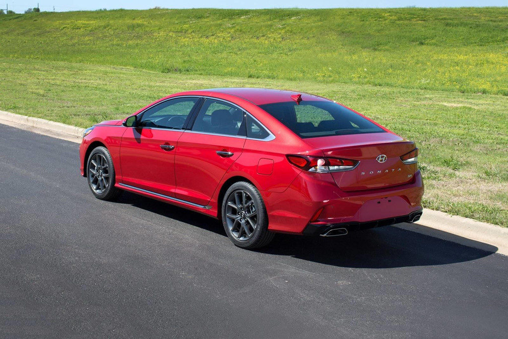 Ngược lại, chỉ có bản động cơ 2.4L hút khí tự nhiên cho công suất 185 mã lực, kém hơn nhiều bản động cơ 2.0L, 245 mã lực trước đây.