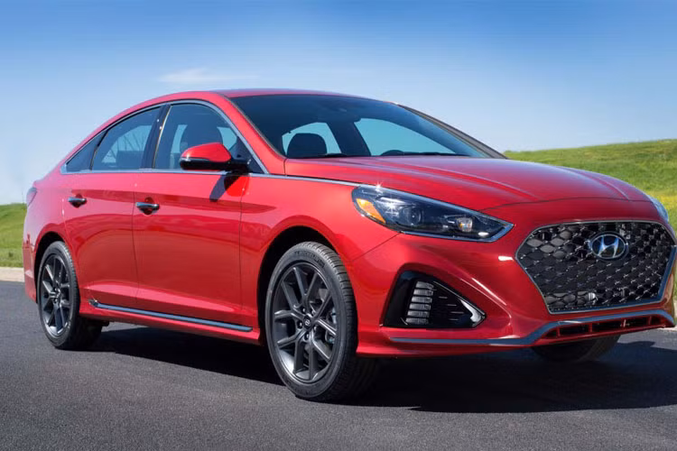Chắc hẳn hầu hết những fan mê xe Hyundai Sonata Sport sẽ phải thất vọng với phiên bản 2019 mới nhất. Bởi phiên bản mới này không còn chất thể thao mạnh mẽ như trước nữa.