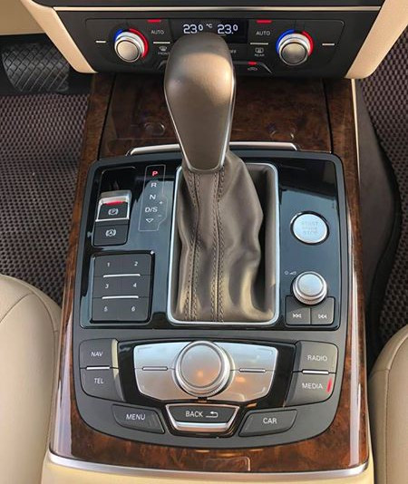 Xe sử dụng hộp số tự động 7 cấp S tronic.