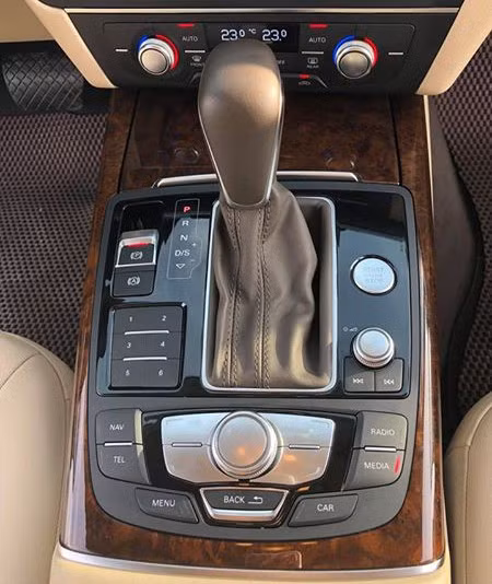 Xe sử dụng hộp số tự động 7 cấp S tronic.