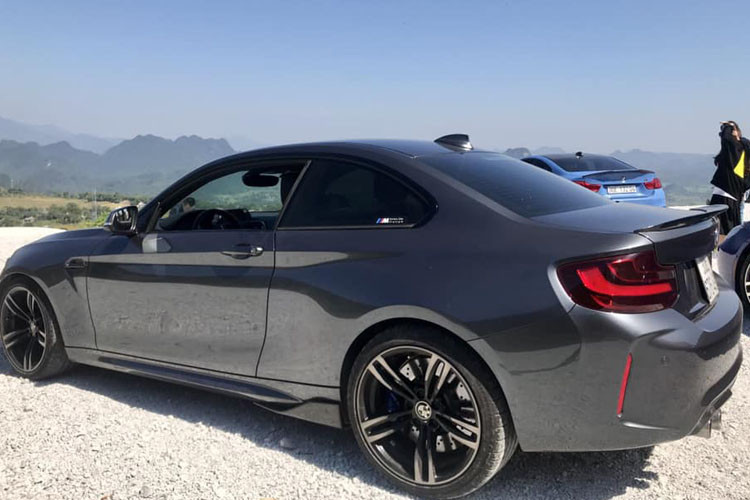 Phần khung gầm được của chiếc xe BMW M2 tại Hà Nội này cũng khác với phiên bản thường. Nó được hãng xe sang Đức tinh chỉnh để mang lại cảm giác lái thể thao và chắc chắn hơn.