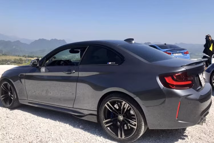 Phần khung gầm được của chiếc xe BMW M2 tại Hà Nội này cũng khác với phiên bản thường. Nó được hãng xe sang Đức tinh chỉnh để mang lại cảm giác lái thể thao và chắc chắn hơn.